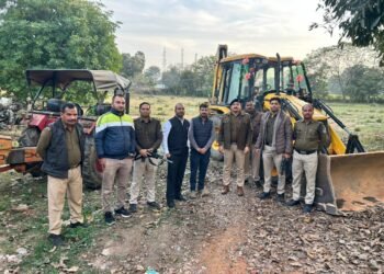 कलेक्टर के निर्देश पर जेसीबी व ट्रैक्टर-ट्रॉली जब्त।