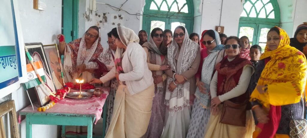 कस्तूरबा ट्रस्ट बख्तविलास में महात्मा गाँधी पुष्प अर्पित कर दी श्रंद्धाजलि