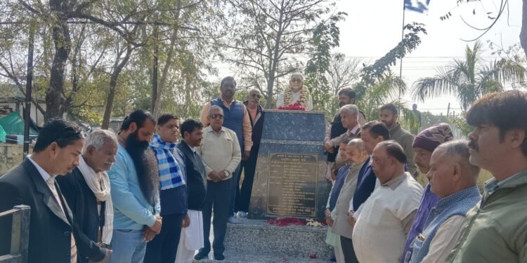 महात्मा गांधी जी के निर्वाण दिवस पर नगर कांग्रेस कमेटी ने पुष्पांजलि कर मनाया निर्वाण दिवस