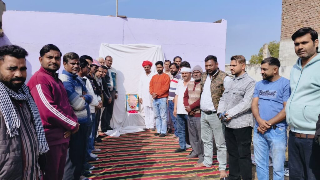 कांग्रेस कार्यकर्ताओ ने कांग्रेस कार्यालय पर राष्ट्रपिता महात्मा गांधी को श्रद्धांजलि अर्पित कर पुष्पांजलि का आयोजन किया