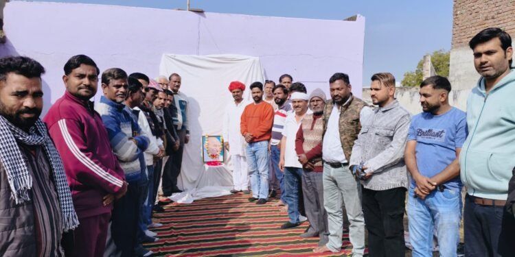 कांग्रेस कार्यकर्ताओ ने कांग्रेस कार्यालय पर राष्ट्रपिता महात्मा गांधी को श्रद्धांजलि अर्पित कर पुष्पांजलि का आयोजन किया