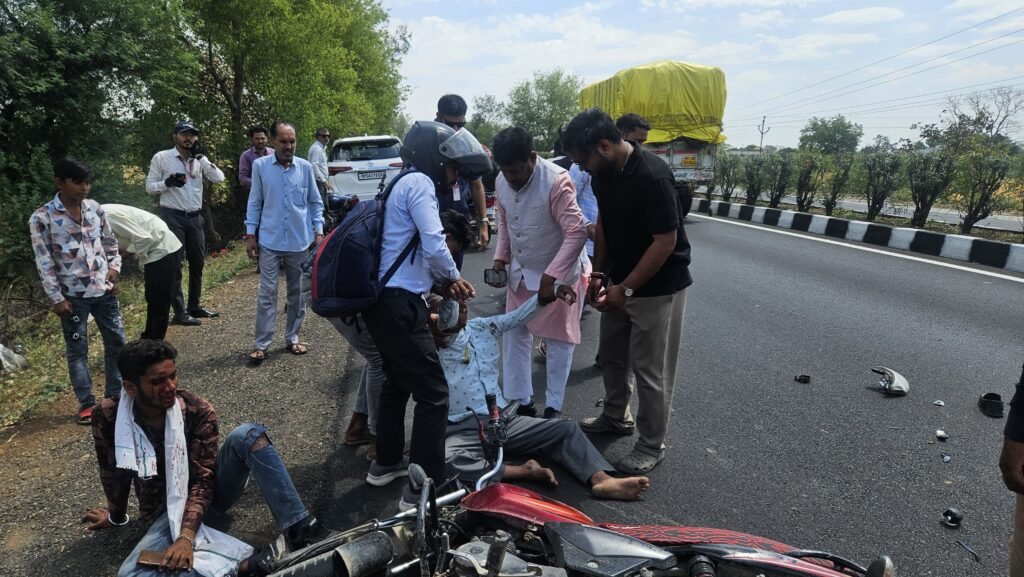संवेदनशील विधायक गोपालसिंह इंजीनियर ने बाइक दुर्घटना में घायलो को देख अपना वाहन रोका