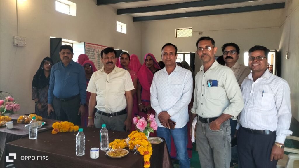 सीईओ जिपं ने किया, लखपति दीदी से संवाद