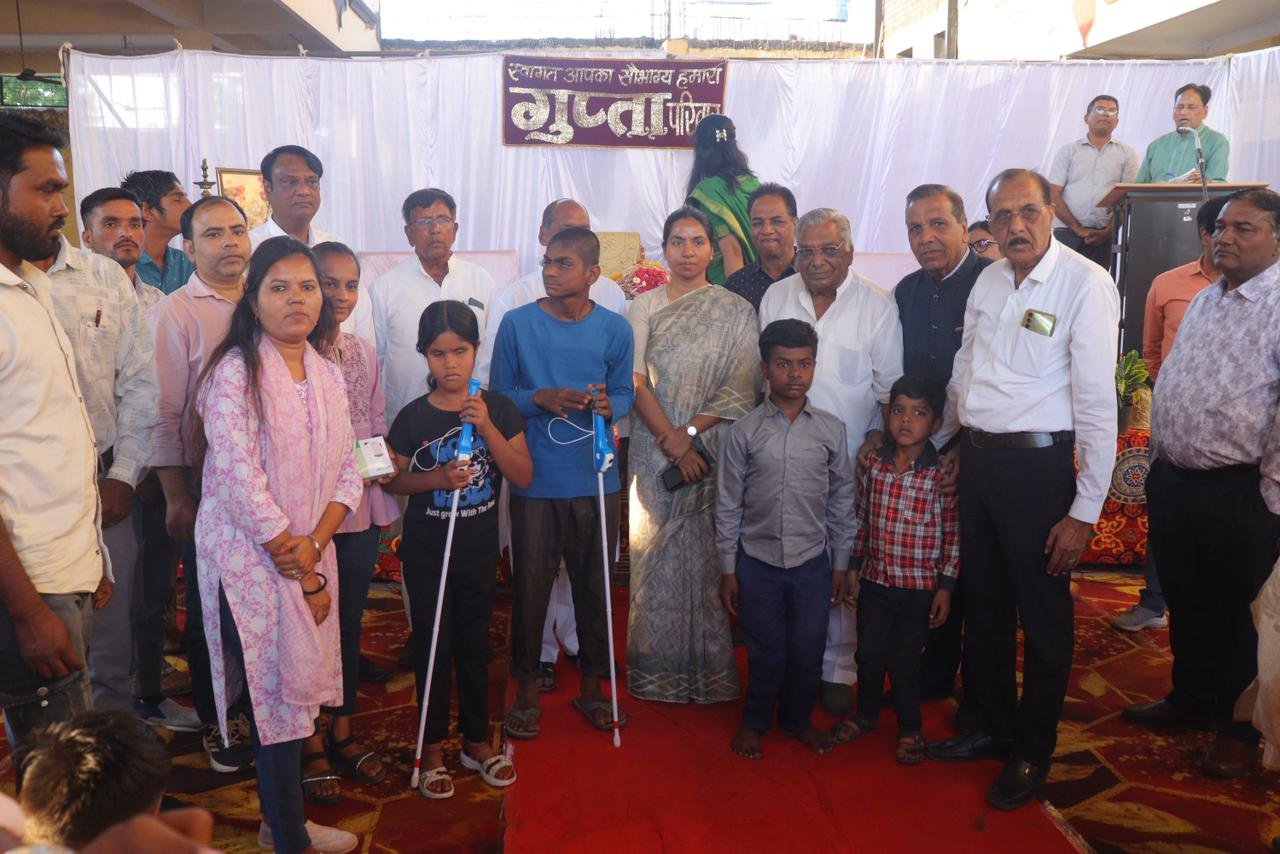 कलेक्टर  की उपस्थिति में दिव्यांग बच्चों को उपकरण वितरण कार्यक्रम आयोजित