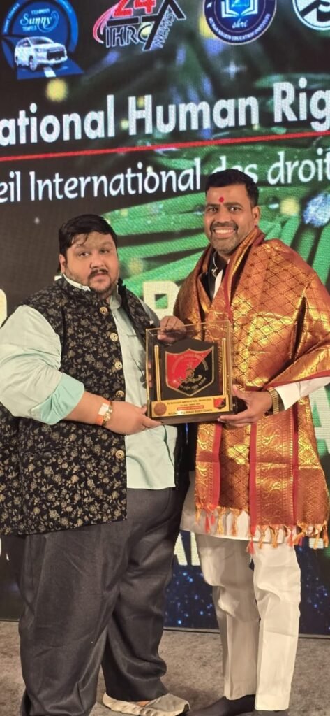 मुंबई में दलित नेता मनोज परमार को डॉ बाबा साहेब अंबेडकर पुरस्कार से सम्मानित
