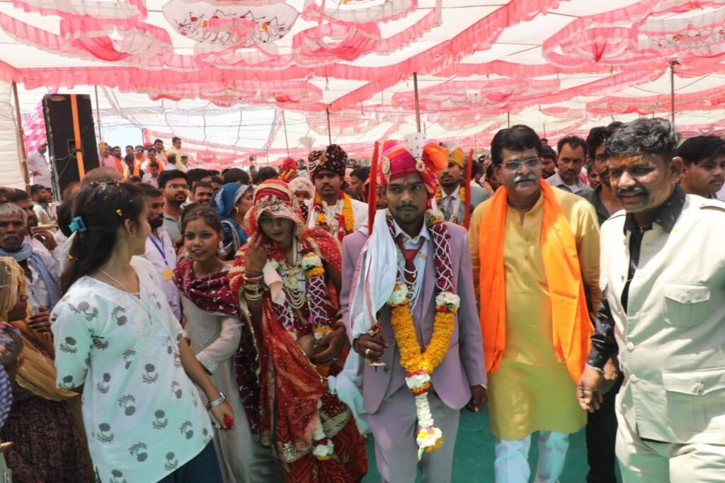ग्राम कुम्हारिया खास में 178 जोड़ों का विवाह एवं 22 जोड़ो का निकाह हुआ