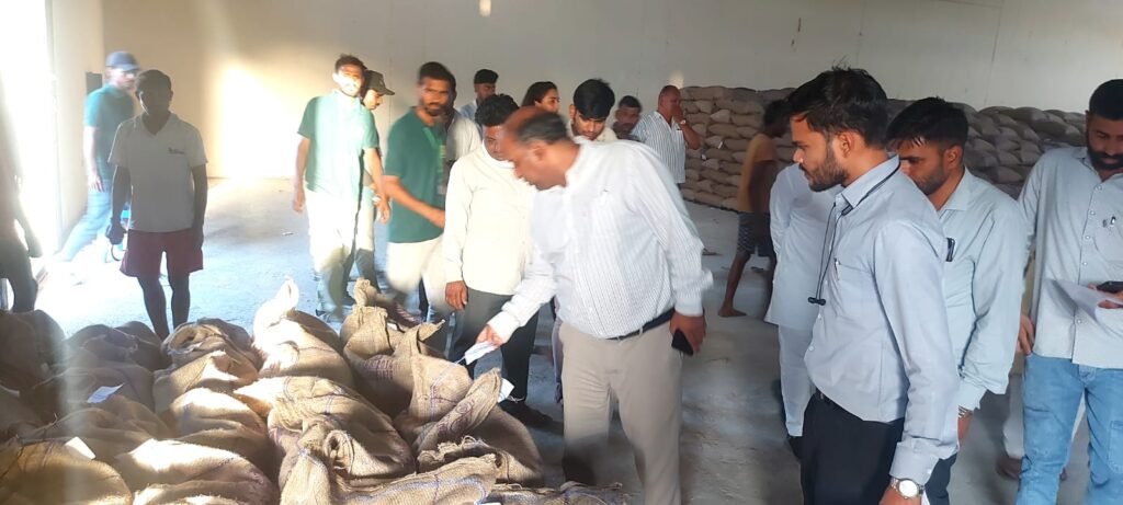 कलेक्टर डॉ. मिश्रा ने किया उपार्जन केंद्रों का  औचक निरीक्षण