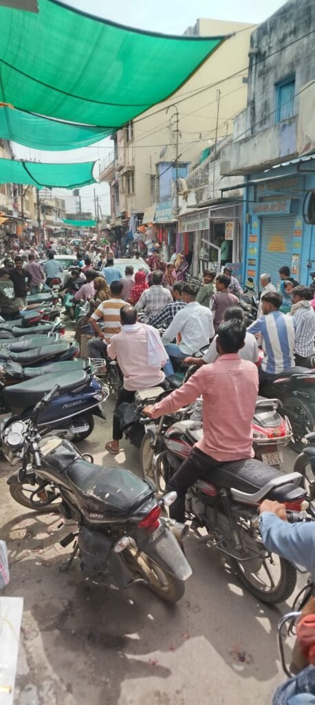 फोर व्हीलर वाहनों के कारण बाजार में बार-बार जाम, नागरिक परेशान