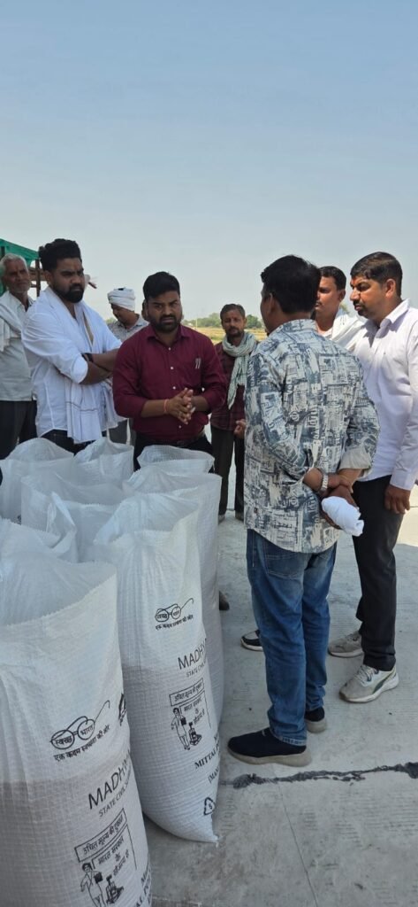 दतिया। एसडीएम ने किया गेंहू उपार्जन केन्द्रों का निरीक्षण किसानों की सुविधाओं का लिया जायजा।