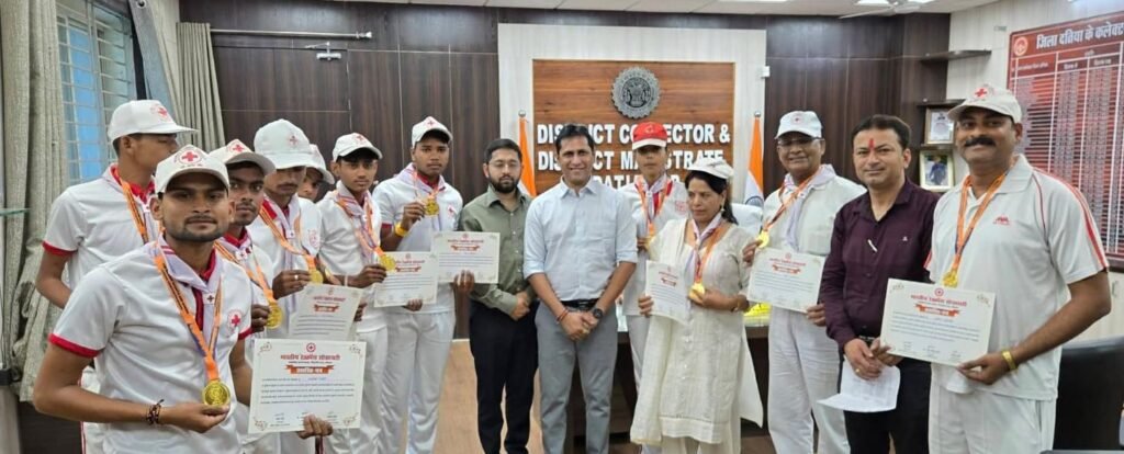 कलेक्टर ने छात्र-छात्राओं को प्रशस्ति पत्र एवं मेडल प्रदान कर सम्मानित किया।
