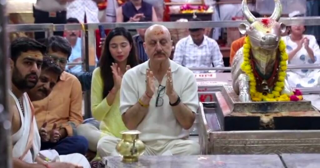 महाकाल के दरबार में ‘द कश्मीर फाइल्स’ फेम अनुपम खेर और शुभांगी दत्त: भोग आरती में टेका मत्था, शिव भक्ति में रमे नजर आए सितारे