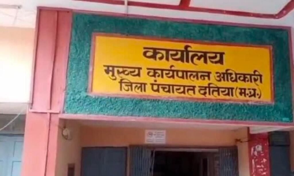 दतिया। ग्राम रोजगार सहायक निलंबित।