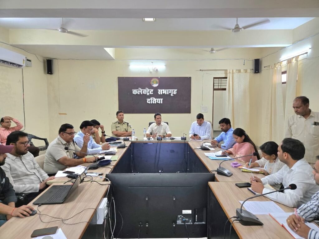 सड़क सुरक्षा पर प्रशासन सख्त, कलेक्टर-एसपी की बैठक में अहम निर्णय, ब्लैक स्पॉट चिन्हांकन से लेकर ओवरलोडिंग पर कार्यवाही के निर्देश।