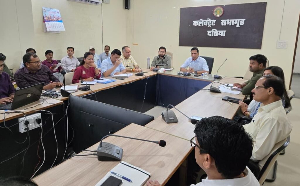 दतिया। समय सीमा की समीक्षा बैठक सम्पन्न।