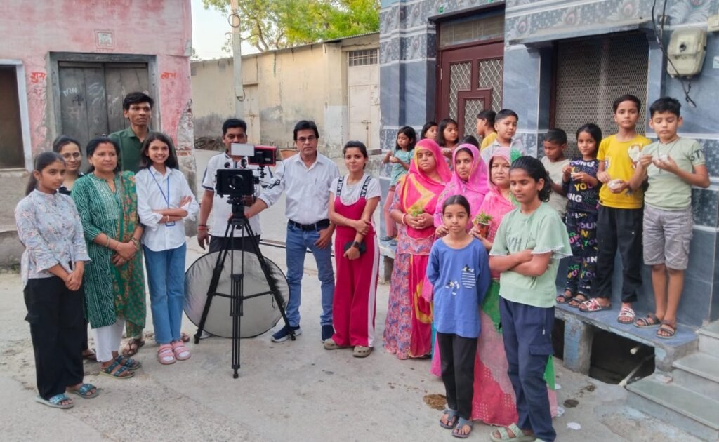 “हर घर पौधे” का संदेश देते हुए श्रेया कुमावत पर डॉक्यूमेंट्री का विशेष दृश्य फिल्माया गया