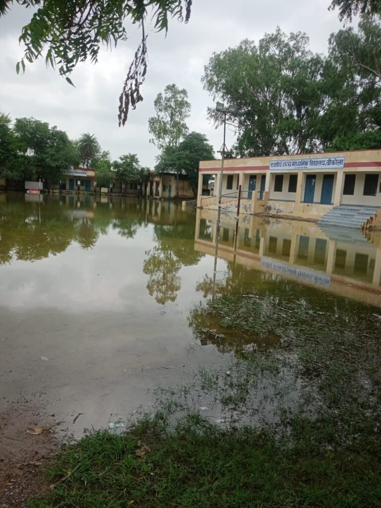 ढिकोला: विद्यालय बना तालाब, 1000 छात्रों का भविष्य ‘पानी’ में; मनीष नायक ने सरकार को घेरा