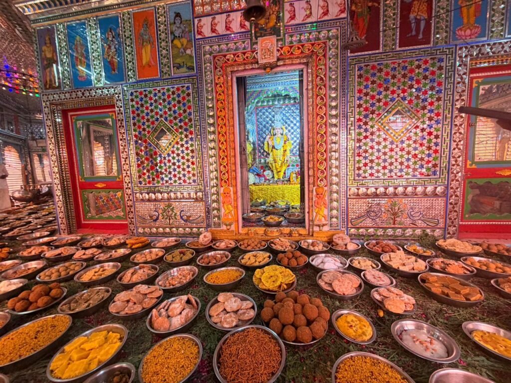 खटीक समाज ने मनाया मंदिर का 41 वा स्थापना दिवस सत्यनारायण भगवान को धराया 56 भोग