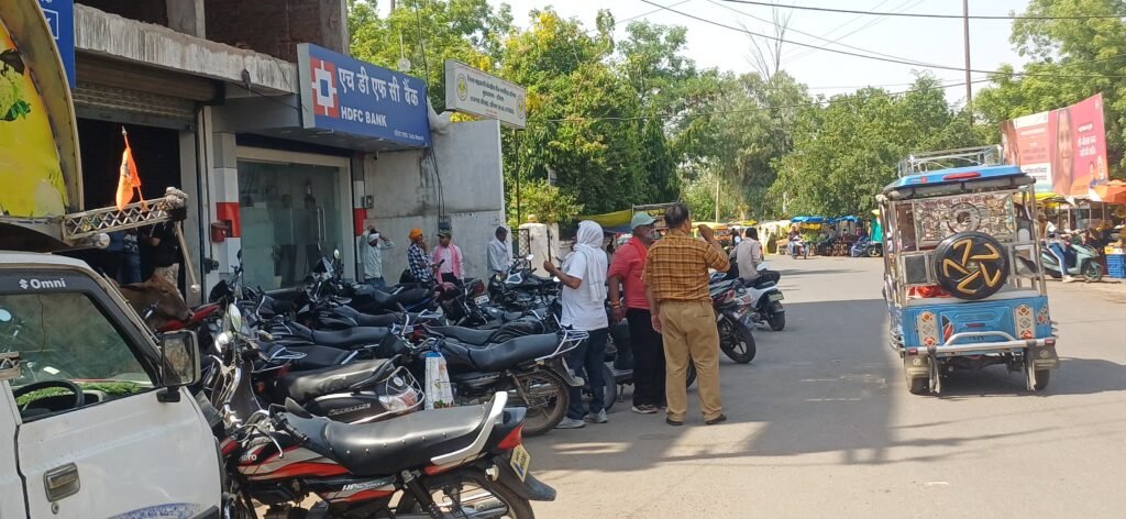 बैंक के बाहर अव्यवस्थित पार्किंग से लग रहा जाम, राहगीर परेशान।