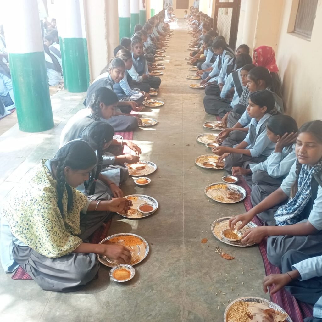 सेवानिवृत्ति से पहले शिक्षा के प्रहरी की मिसाल: 1000 से अधिक बच्चों को कराया सामूहिक भोज