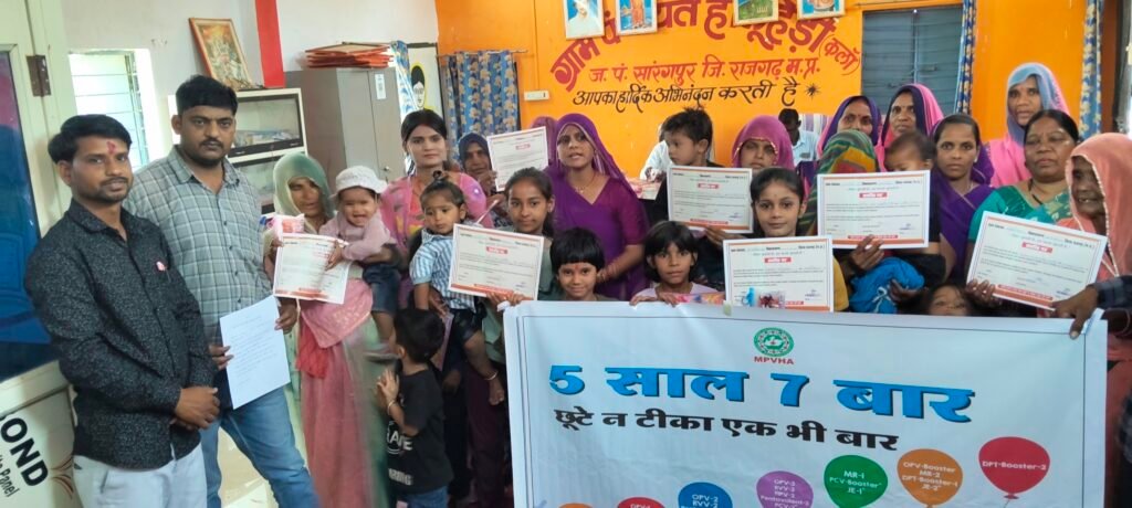 एम पी वी एच ए यूनिसेफ द्वारा ग्राम सभा में पूर्ण टीकाकरण वाले परिवार को आंबेडकर जयंती पर हेल्थ किट व प्रमाण पत्र वितरित किए