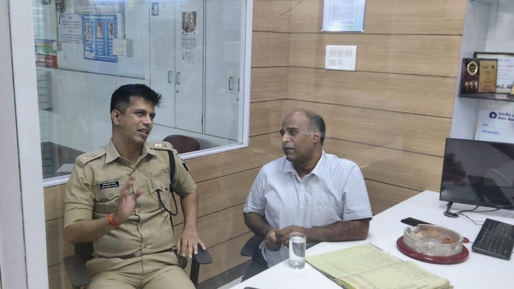 कलेक्टर एवं पुलिस अधीक्षक ने बैंक व डाकघर का किया औचक निरीक्षण, सुरक्षा व्यवस्थाओं का लिया जायजा