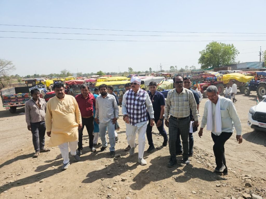 राजगढ़। भीषण गर्मी में किसानों के बीच पहुंचे राज्‍यमंत्री (स्‍वतंत्र प्रभार) श्री टेटवाल