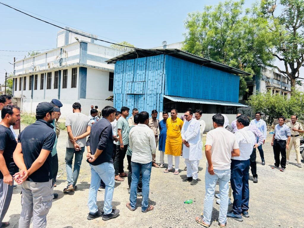 ब्यावरा में बारातियों से भरी बस पलटी, राज्यमंत्री (स्वतंत्र प्रभार) श्री पंवार ने अस्पताल पहुंचकर लिया जायजा