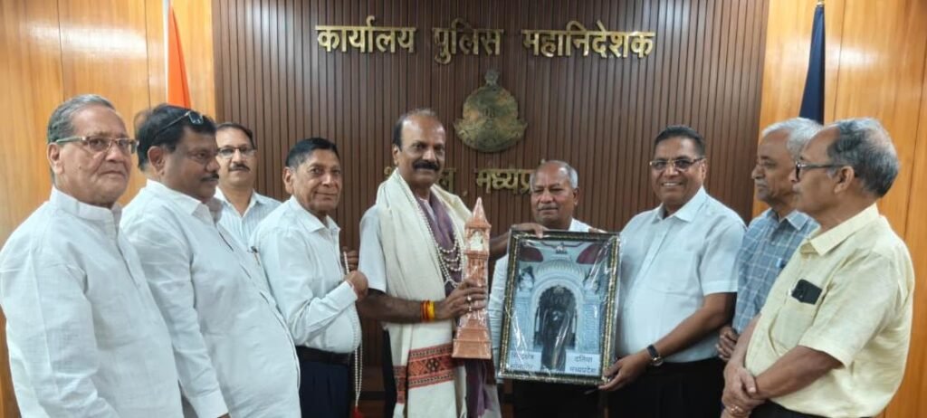 दतिया पुलिस द्वारा सोनागिर जैन मंदिर चोरी प्रकरण के त्वरित खुलासे पर जैन समाज ने डीजीपी कैलाश मकवाणा का किया सम्मान