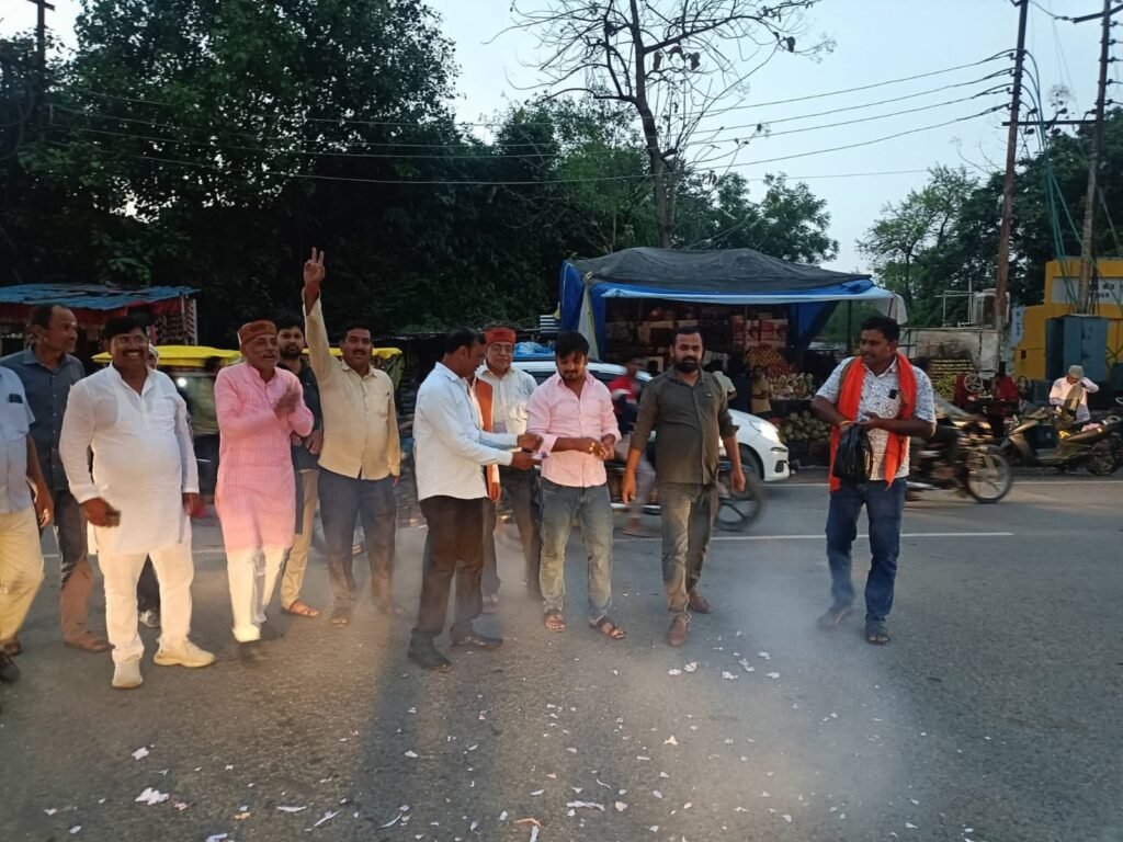 UP. भाजपा कार्यकर्ताओं ने भाजपा के प्रचंड जीत पर फोड़ा पटाखे एक दूसरे को मिठाई खिलाकर  खुशी मनाया।