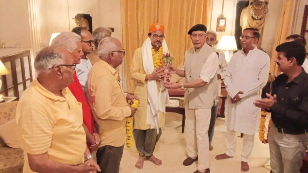 रैतिया पैलेस में डॉ.कैलाश मण्डेला का भव्य स्वागत, राजपरिवार ने मण्डेला के नाम पर प्रतिवर्ष एक नवोदित प्रतिभा को पुरस्कृत करने की घोषणा