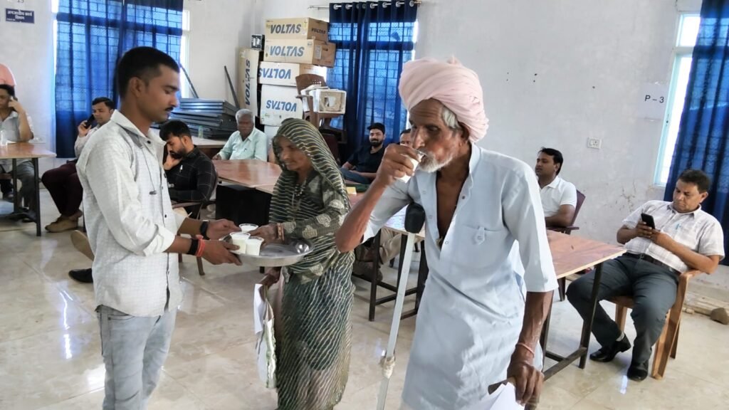 राजगढ़। भीषण गर्मी में राहत का संवेदनशील प्रयास: जनसुनवाई में आमजन को शीतल छाछ की व्यवस्था