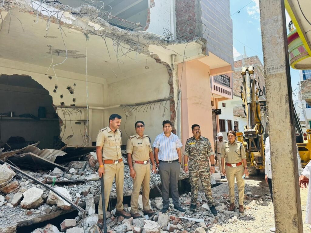 सारंगपुर। गोवंश वध मामले में प्रशासन की बड़ी कार्रवाई, मुख्य आरोपियों के मकान पर चला बुलडोजर