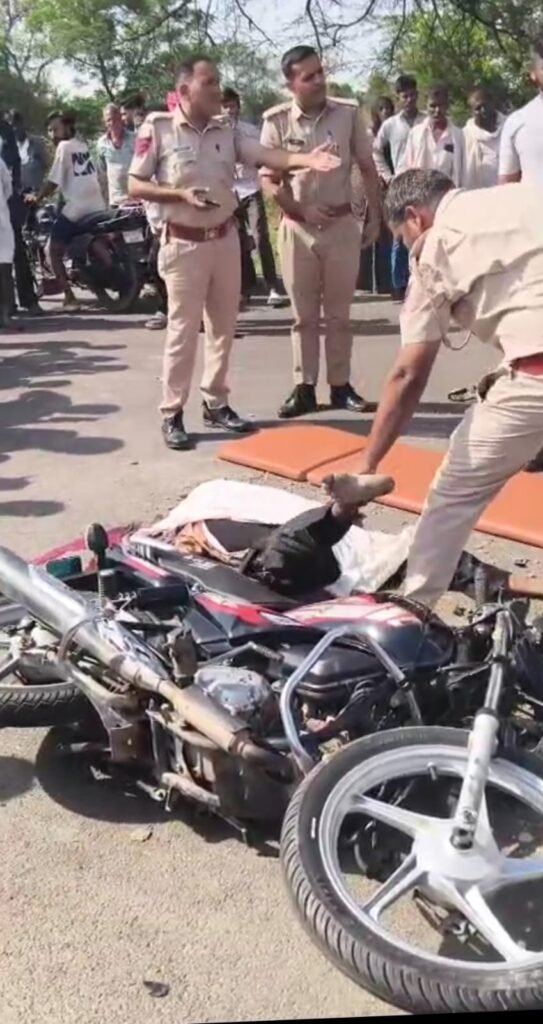 राजस्थान। तेज रफ्तार ट्रैक्टर ने मोटरसाइकिल को मारी टक्कर पिता की मौके पर मौत बेटी घायल