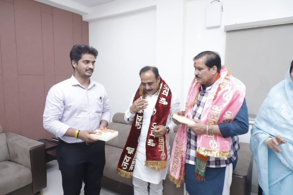 उज्जैन। प्रभारी मंत्री गौतम टेटवाल आयें बाबा महाकाल के दर्शन किये मन्दिर समिति ने किया सम्मान