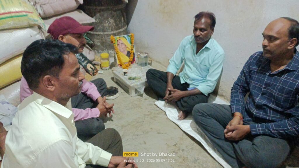 पचोर। श्रद्धांजलि कार्यक्रम में पहुंचे जिला अध्यक्ष देवेंद्र सिंह भिलाला।