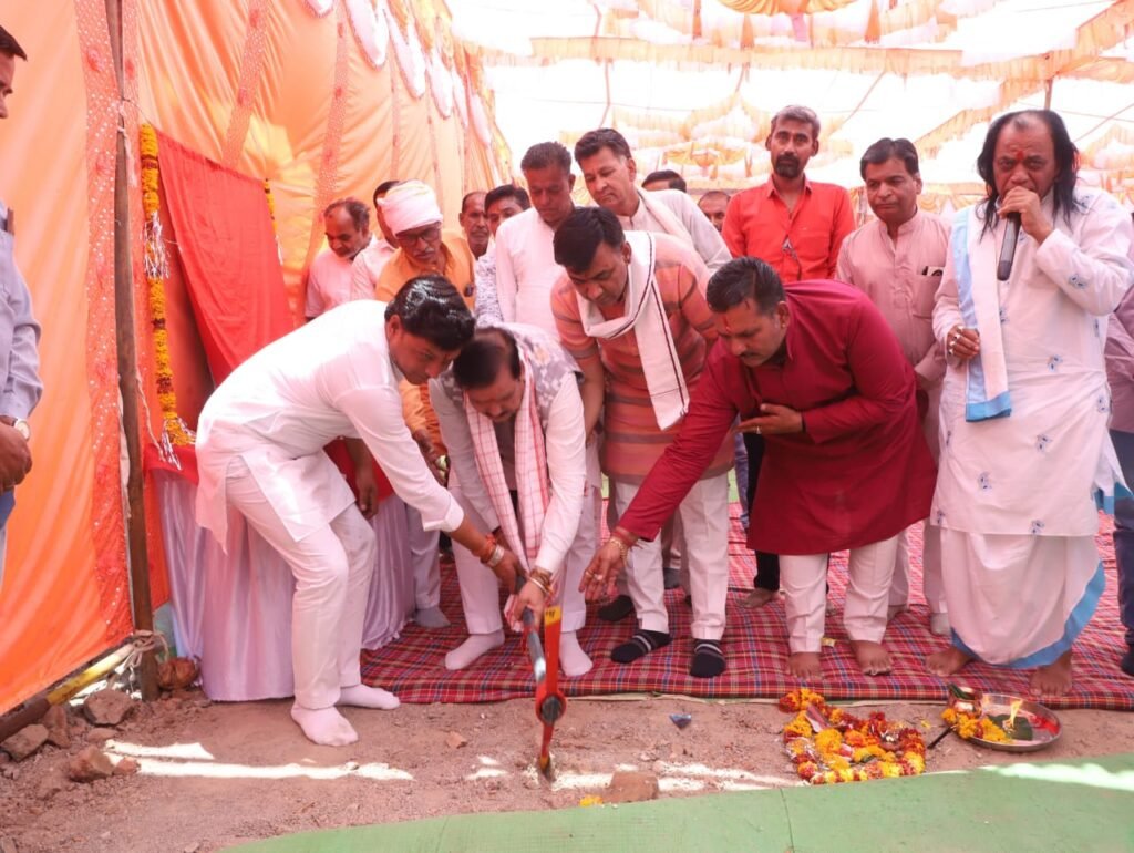 सारंगपुर। गांधी चौक स्थित पुराने जनपद पंचायत भवन में नवीन शॉपिंग कॉम्प्लेक्स का भूमिपूजन