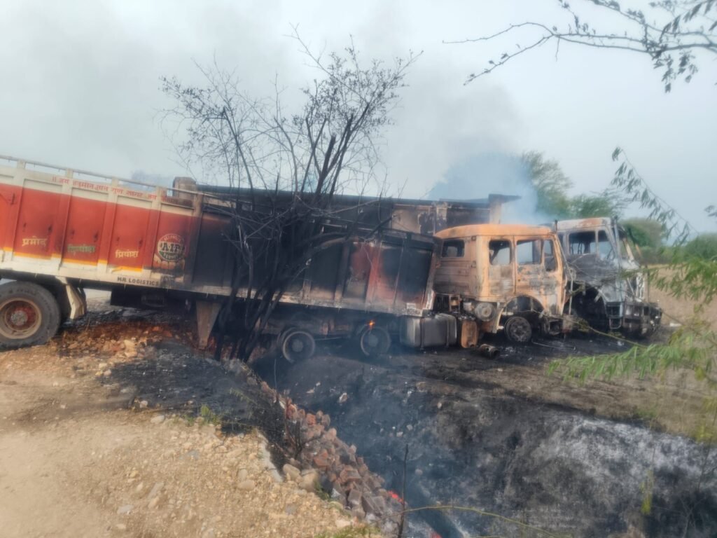 राजस्थान। आवारा पशु को बचाने में डंपर-ट्रेलर की भिड़ंत, दोनों वाहनों में लगी आग