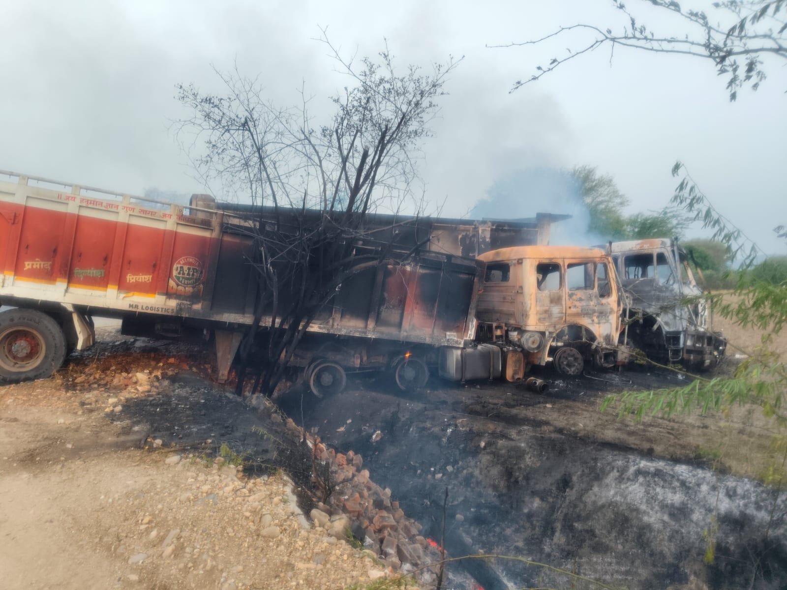 राजस्थान। आवारा पशु को बचाने में डंपर-ट्रेलर की भिड़ंत, दोनों वाहनों में लगी आग