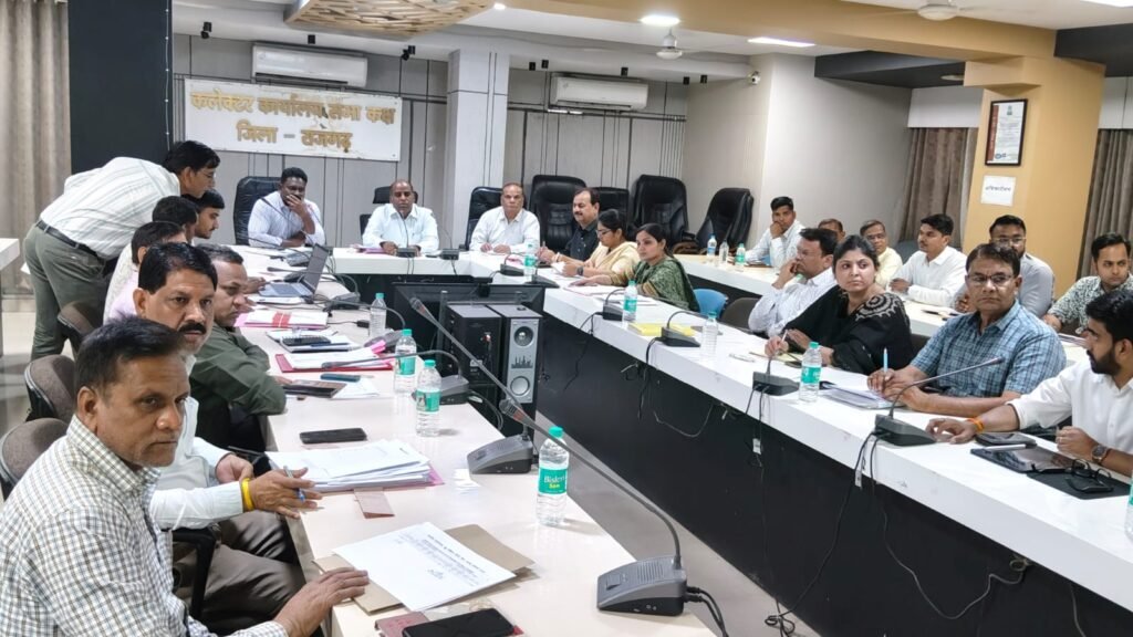 राजगढ़। जनहित के कार्यों में लापरवाही बर्दाश्त नहीं होगी, समय सीमा में दिखे सुधार — कलेक्टर डॉ. मिश्रा