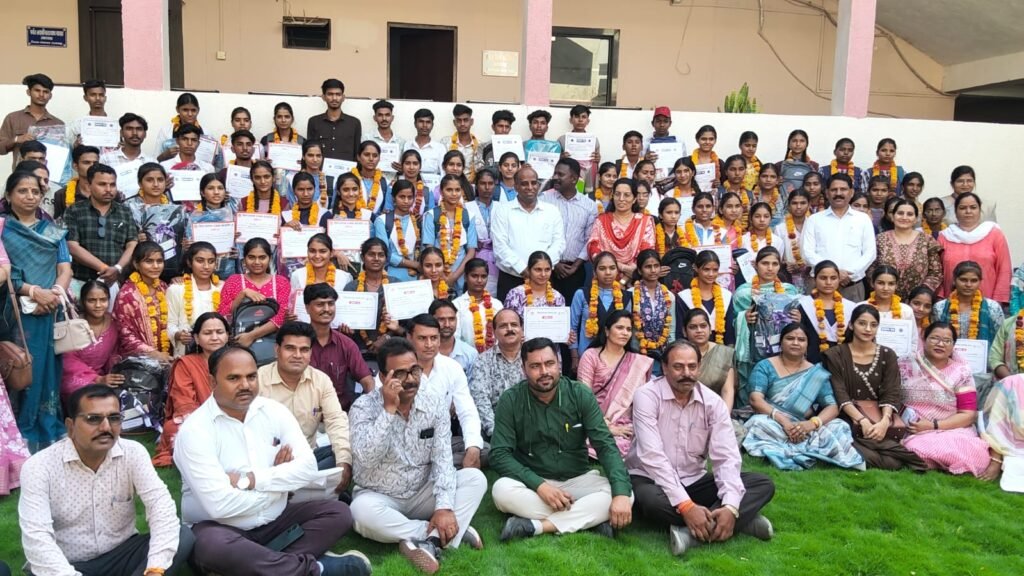 राजगढ़। छात्रावासों के विद्यार्थियों ने बढ़ाया जिले का मान मेधावी छात्र-छात्राओं का हुआ सम्मान