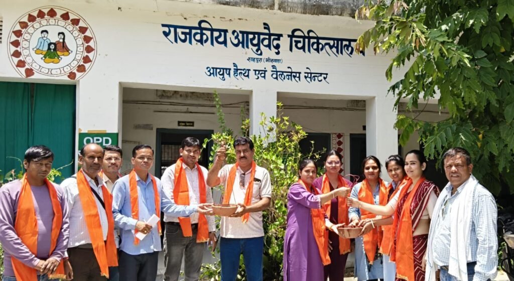 राजस्थान। इंटरनेशनल नर्सिंग डे पर शाहपुरा में नर्सिंग स्टाफ का सम्मान, पक्षियों के लिए लगाए परिंडे