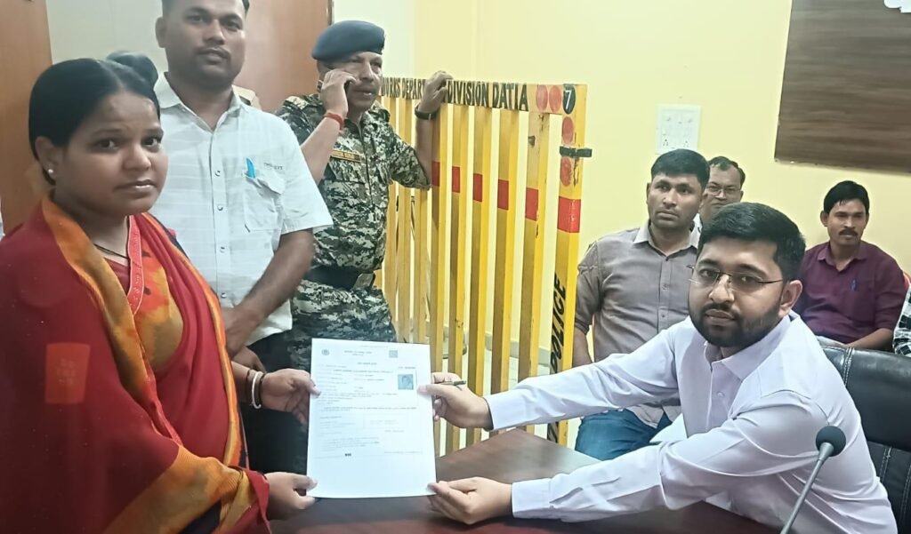 दतिया। प्रशासन की संवेदन शीलता जनसुनवाई में विधवा महिला को हाथों-हाथ मिला कल्याणी पेंशन का तोहफा।