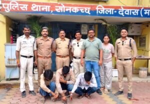 देवास। उधार न देने पर दुकानदार पर पेट्रोल डालकर जिंदा जलाने की कोशिश,  सोनकच्छ पुलिस ने तीनों आरोपियों को  दबोचा