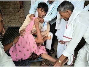 जयपुर। वारदात – घर के बाहर सो रही बुजुर्ग महिला के पैर से चांदी के कड़े काटने के लिए चलाया ग्राइंडर