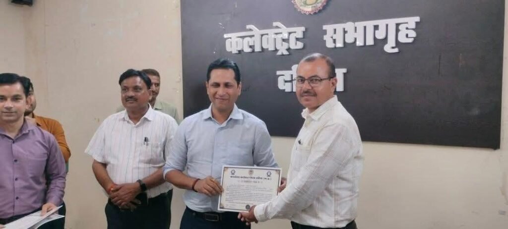 दतिया कलेक्टर स्वप्निल वानखड़े द्वारा प्रशस्ति-पत्र प्रदान कर सम्मानित किया