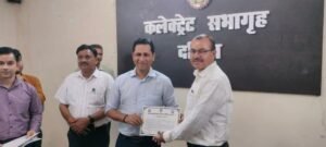 दतिया कलेक्टर स्वप्निल वानखड़े द्वारा प्रशस्ति-पत्र प्रदान कर सम्मानित किया
