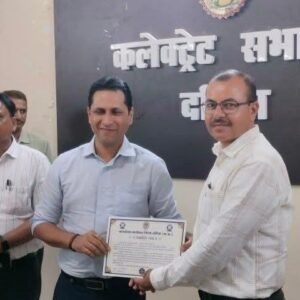 दतिया कलेक्टर स्वप्निल वानखड़े द्वारा प्रशस्ति-पत्र प्रदान कर सम्मानित किया