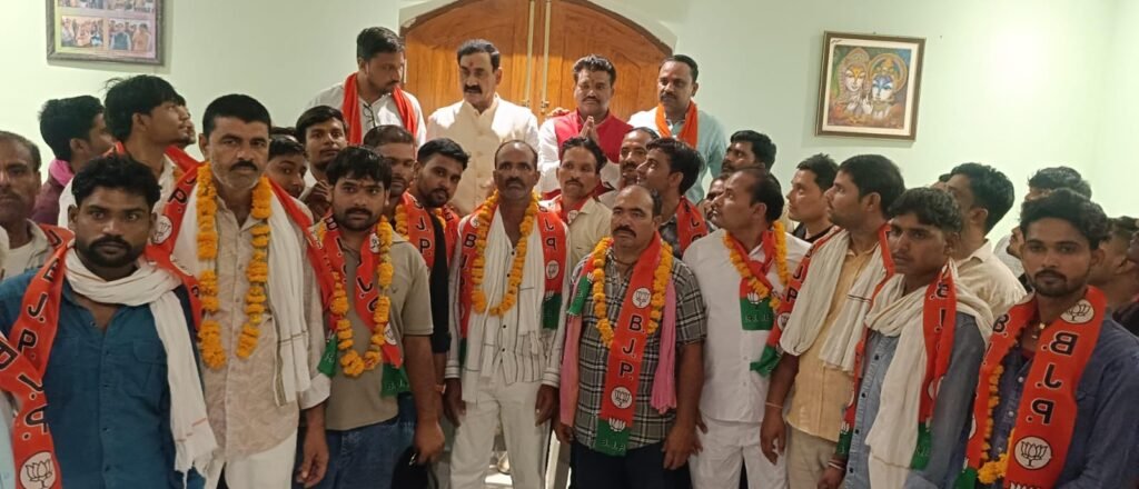 दतिया। पूर्व जनपद सदस्य सहित कई कांग्रेसियों ने ली भारतीय जनता पार्टी के सदस्यता।