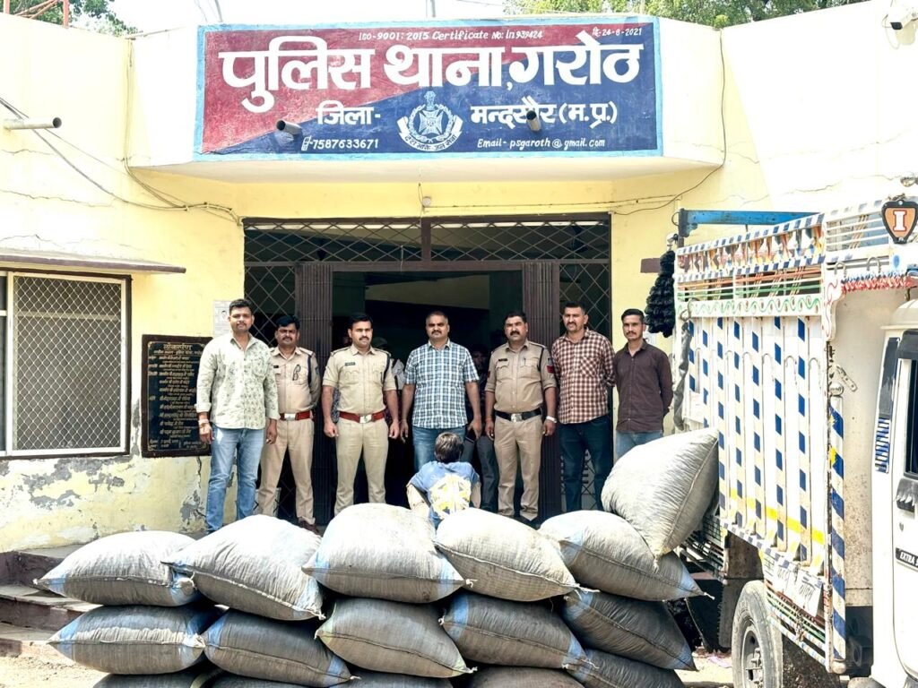 मंदसौर। पिकअप में सब्जी के नीचे क्या है गरोठ पुलिस ने देखा सब्जी के नीचे डोडाचूरा
