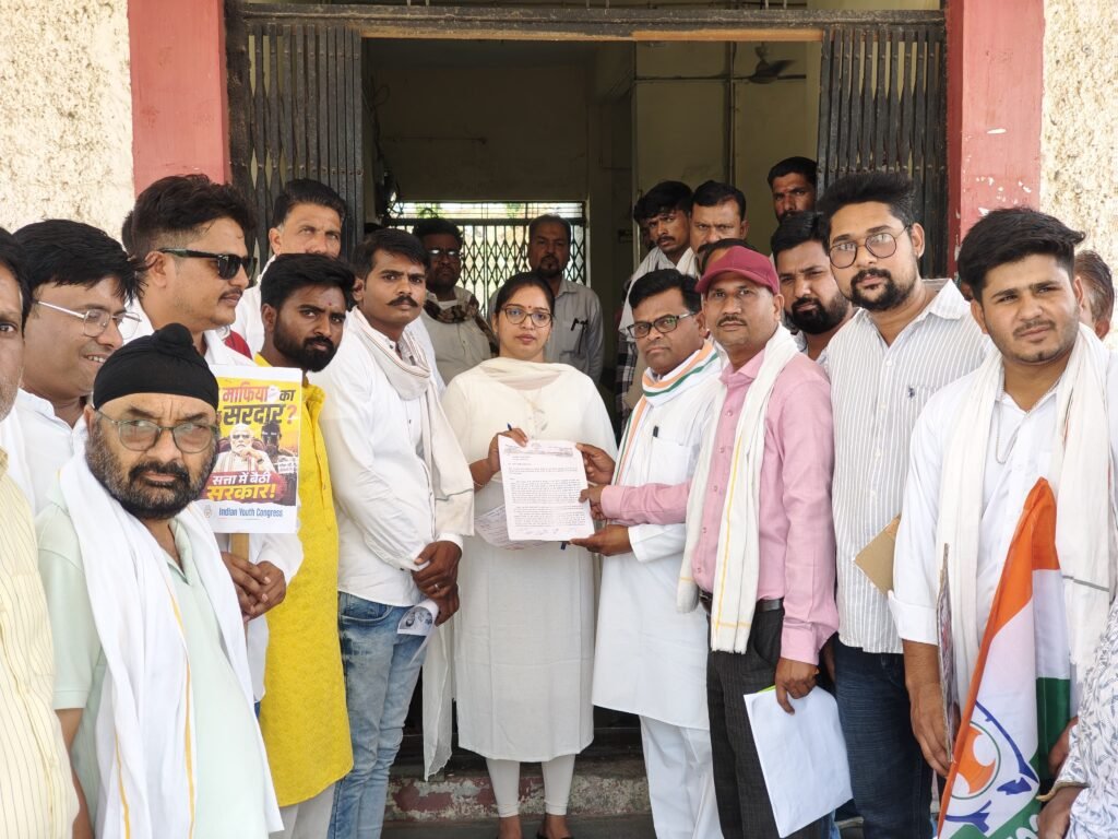 पचोर। आदिवासी कांग्रेस कमेटी ने राष्ट्रपति के नाम तहसीलदार को सौंपा ज्ञापन l